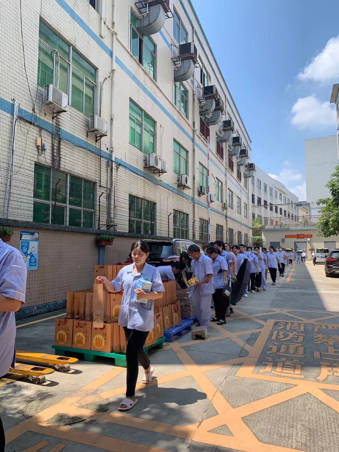 雅香麗化妝用品（深圳）有限公司預(yù)祝大家度過一個平安祥和、喜慶歡樂的中秋假期！