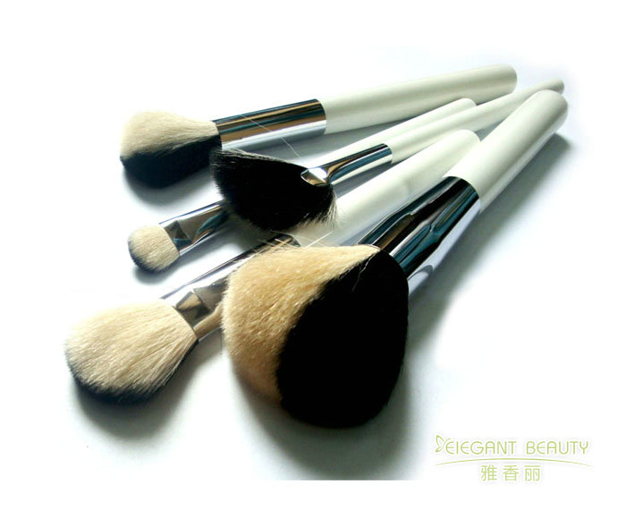 化妝刷柄的材質(zhì)對(duì)使用體驗(yàn)有何影響？你們提供哪些選擇？