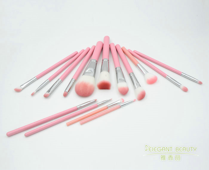 化妝刷的獨(dú)特魅力：為何它比手指更適合上妝？