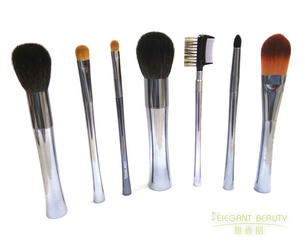 成套化妝刷中的每把刷子都有何特定用途？