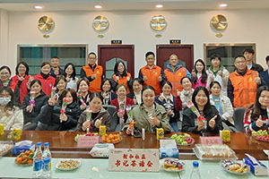 福城街道新和社區(qū)蒞臨雅香麗化妝用品（深圳）有限公司開(kāi)展“巾幗綻放.婦女權(quán)益保護(hù)法介紹”書(shū)記茶話(huà)會(huì)。